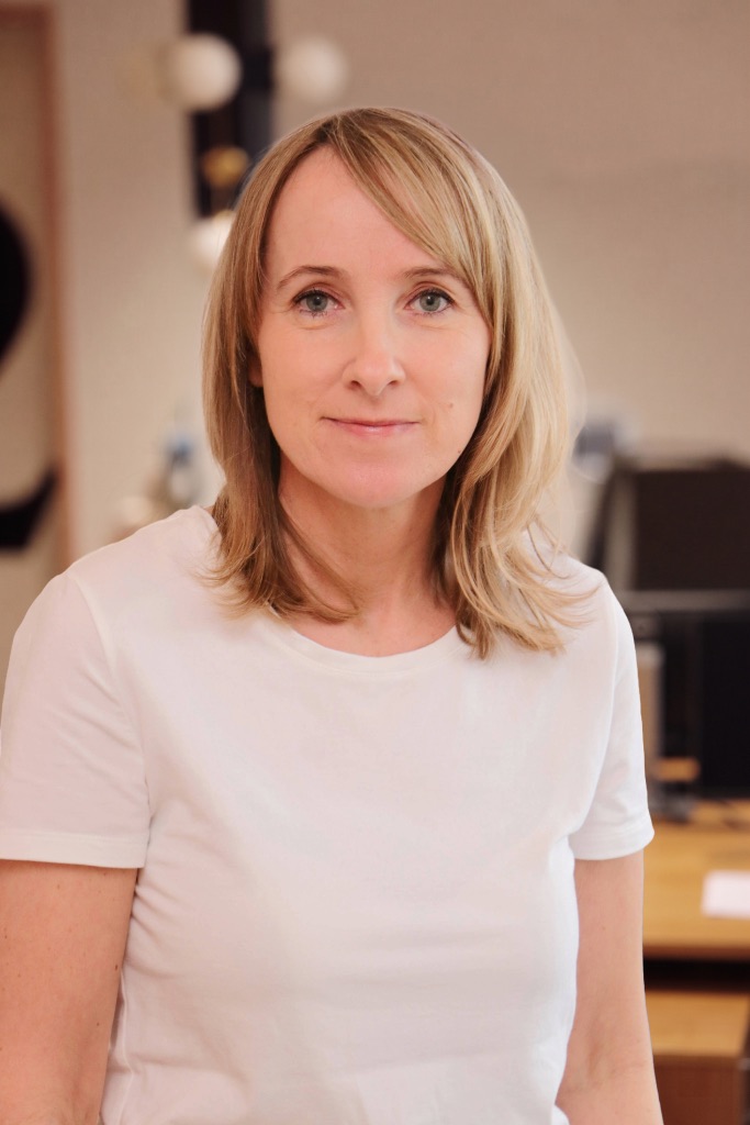 Andrea mit Hintergrund verkleinert