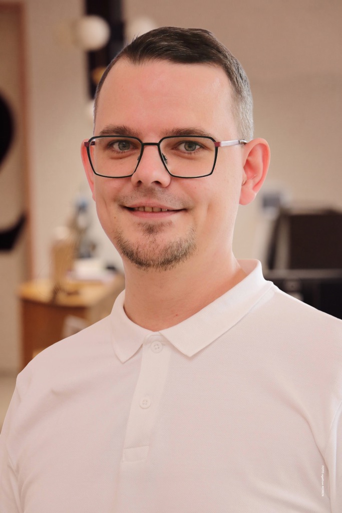 Bernd mit Hintergrund verkleinert